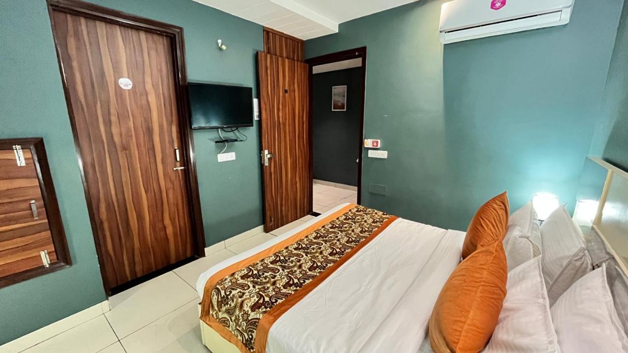 Qotel Hotel Church House Rohini Sector 15 Delhi  Exterior photo