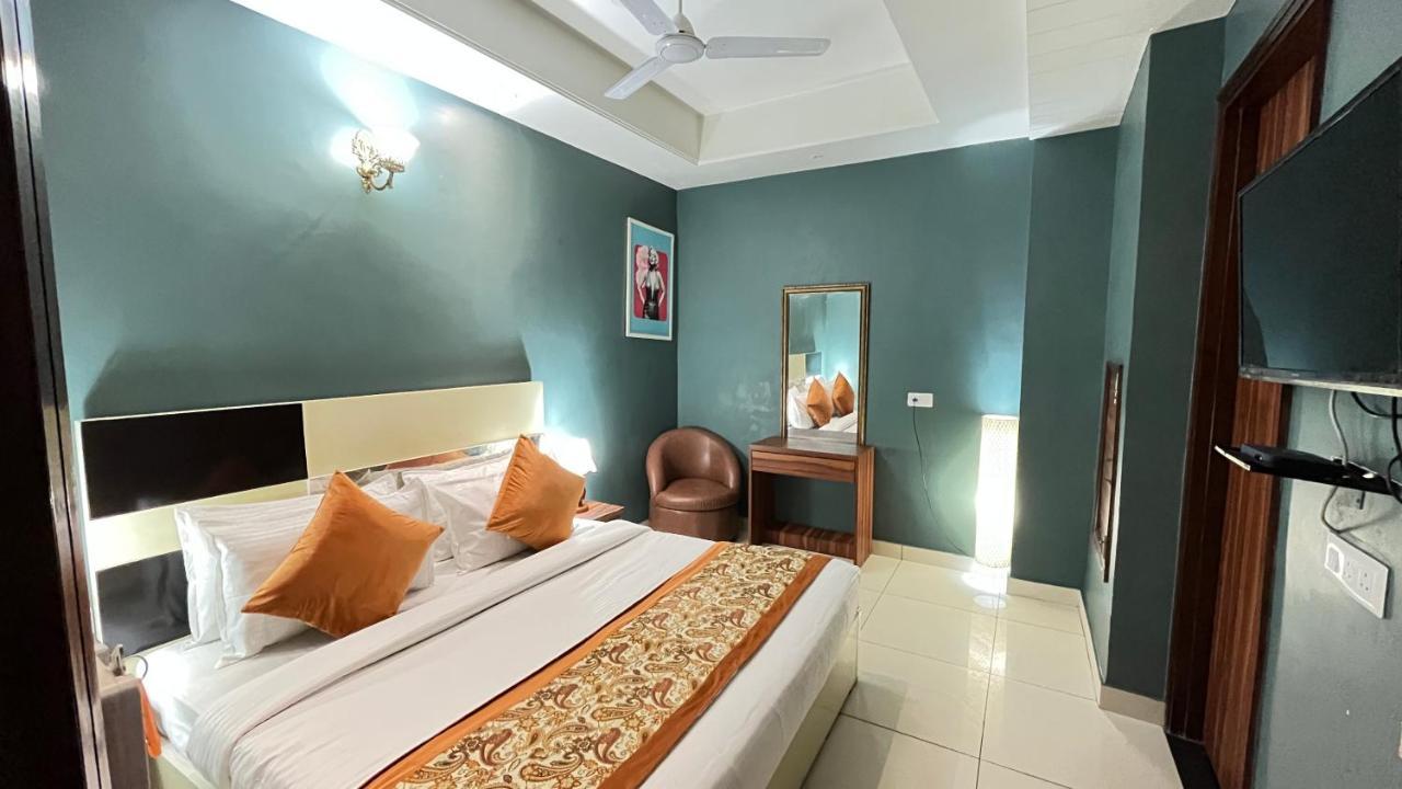 Qotel Hotel Church House Rohini Sector 15 Delhi  Exterior photo