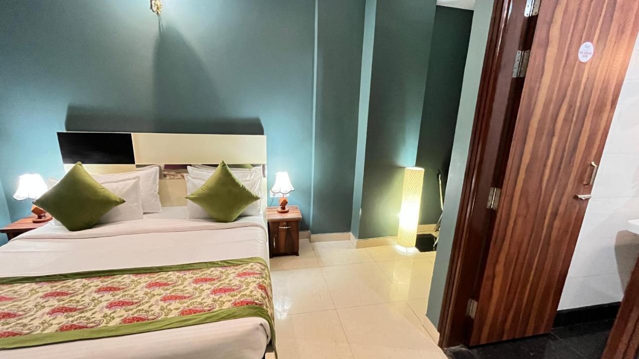 Qotel Hotel Church House Rohini Sector 15 Delhi  Exterior photo